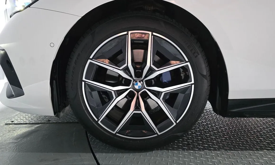 BMW 5-Series — фото 10
