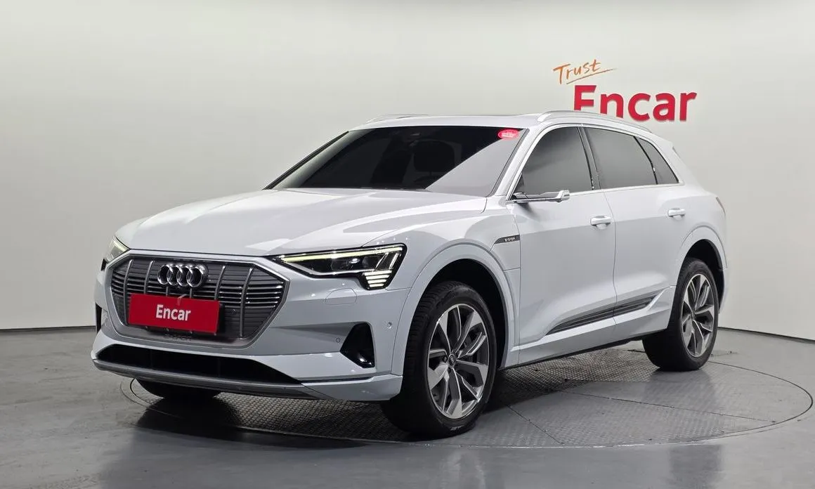 Audi e-tron — фото 1