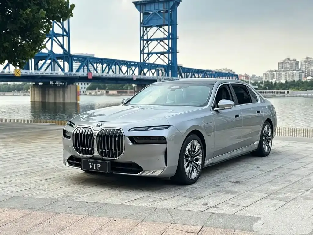 BMW i7 — фото 1