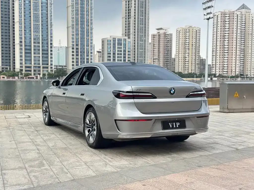 BMW i7 — фото 7