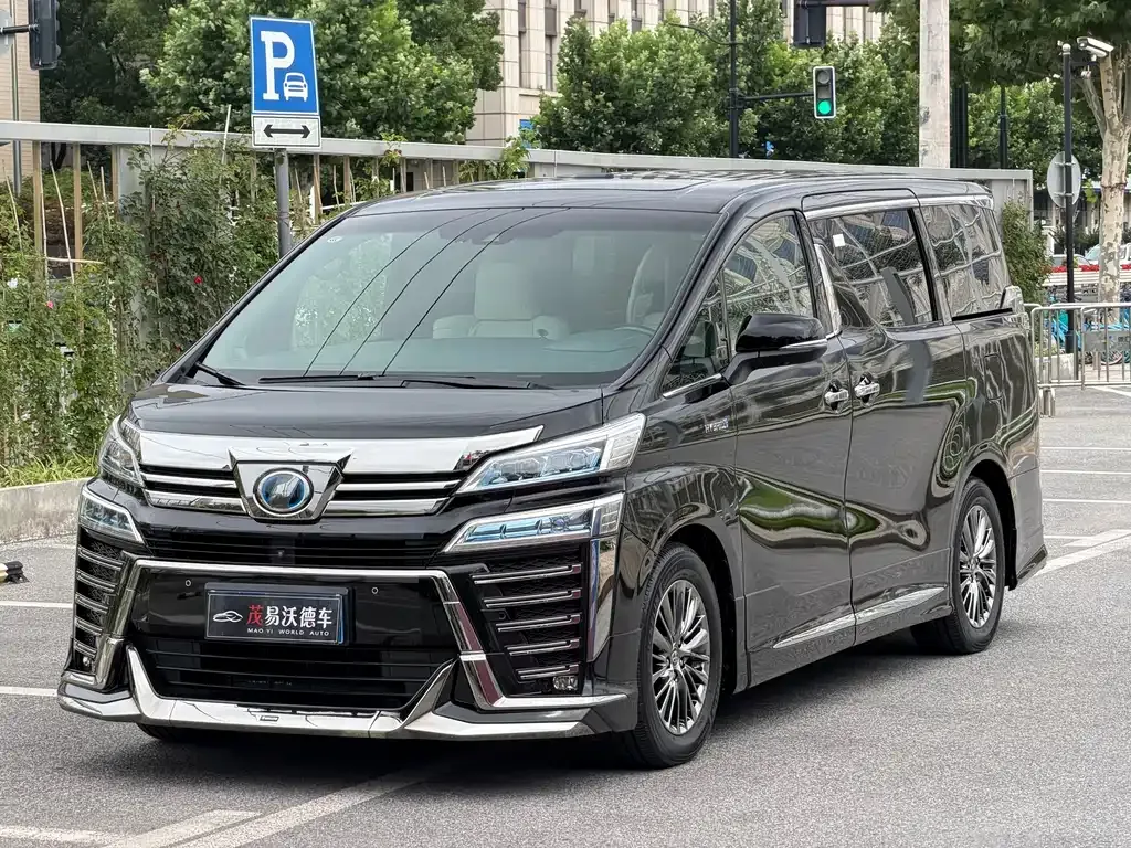 Toyota Vellfire — фото 1