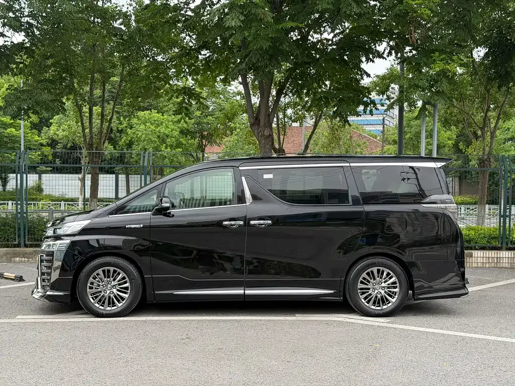 Toyota Vellfire — фото 2