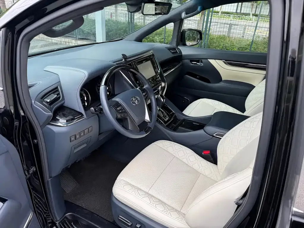 Toyota Vellfire — фото 8