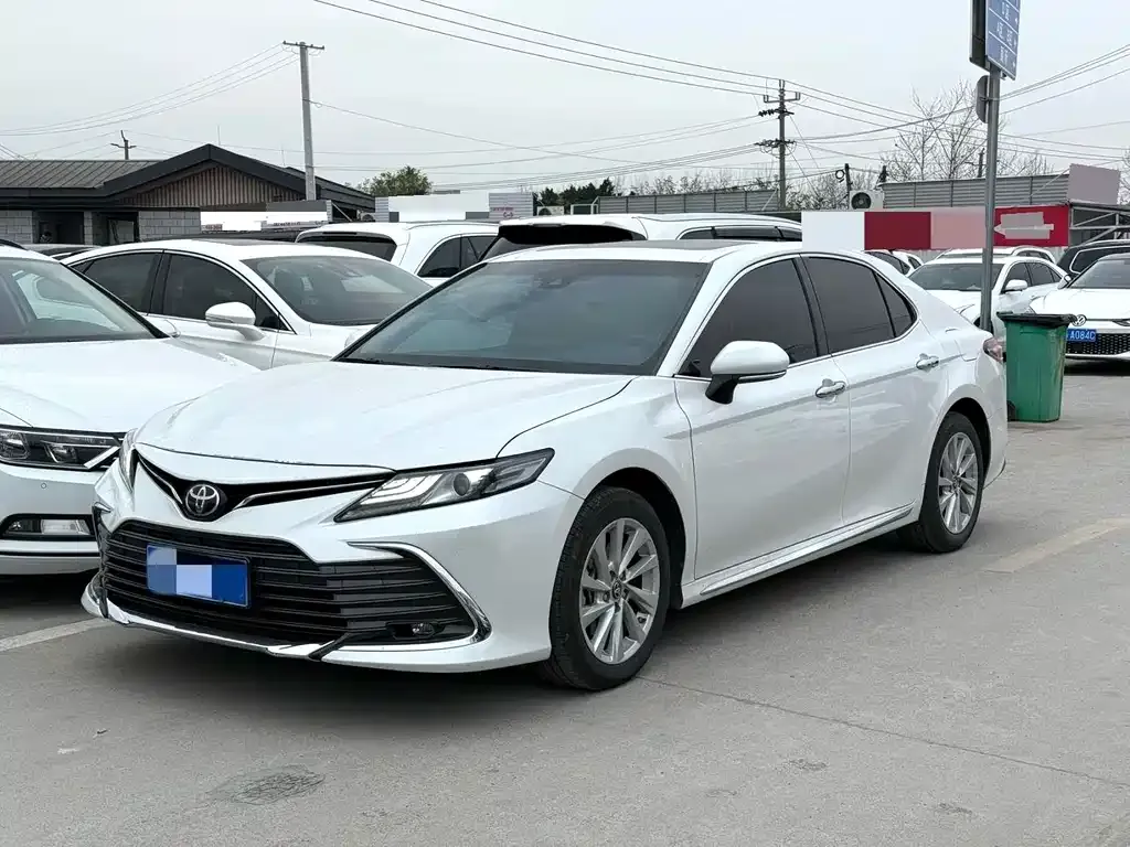 Toyota Camry — фото 1