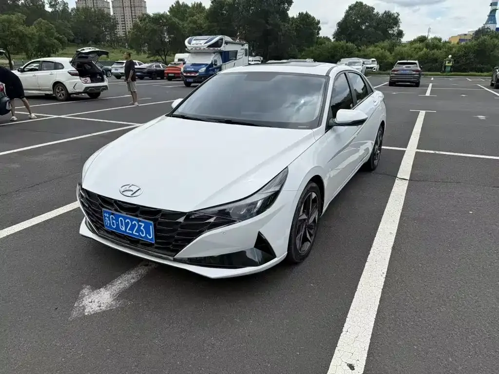 Hyundai Elantra — фото 1