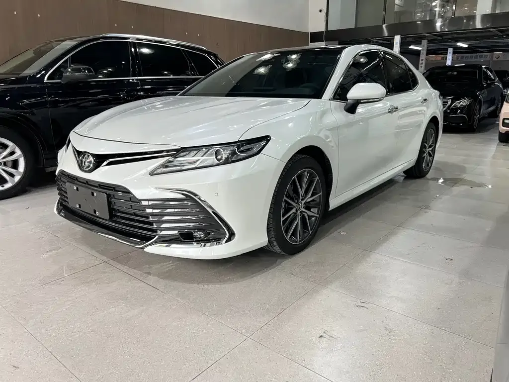 Toyota Camry — фото 1