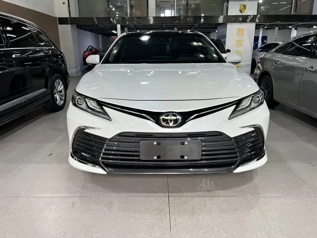 Toyota Camry — фото 2