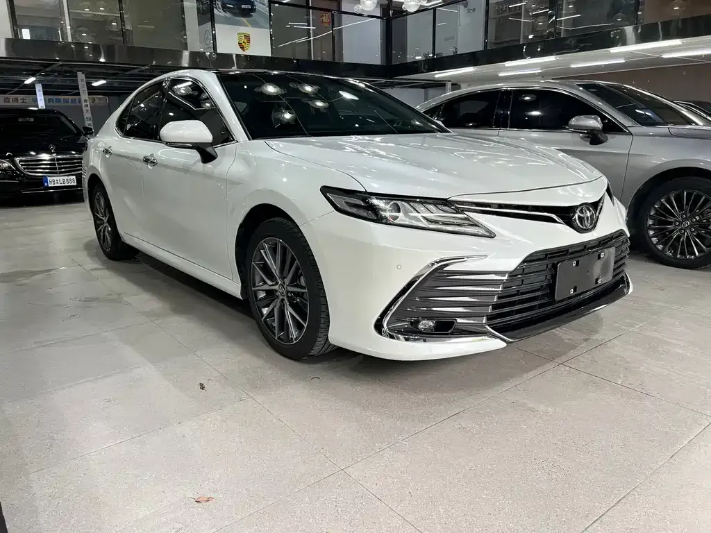 Toyota Camry — фото 3