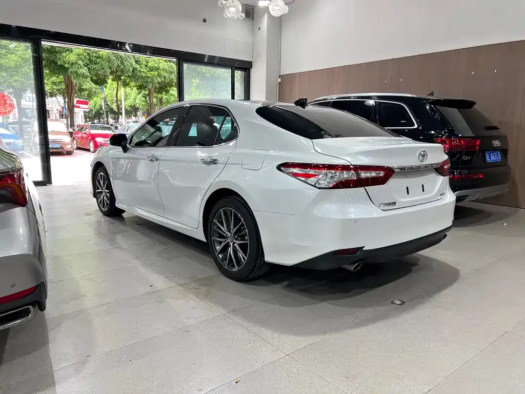 Toyota Camry — фото 4