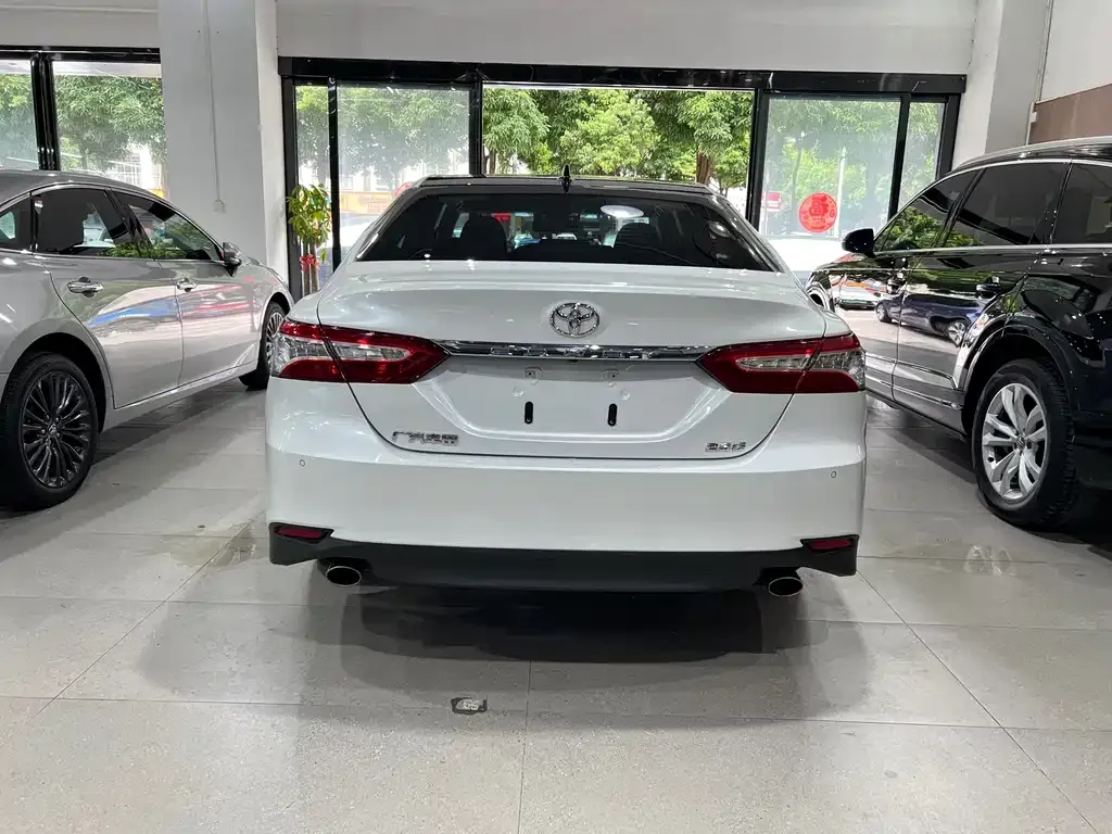 Toyota Camry — фото 10