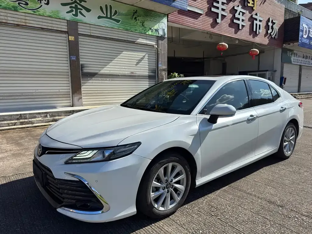 Toyota Camry — фото 1