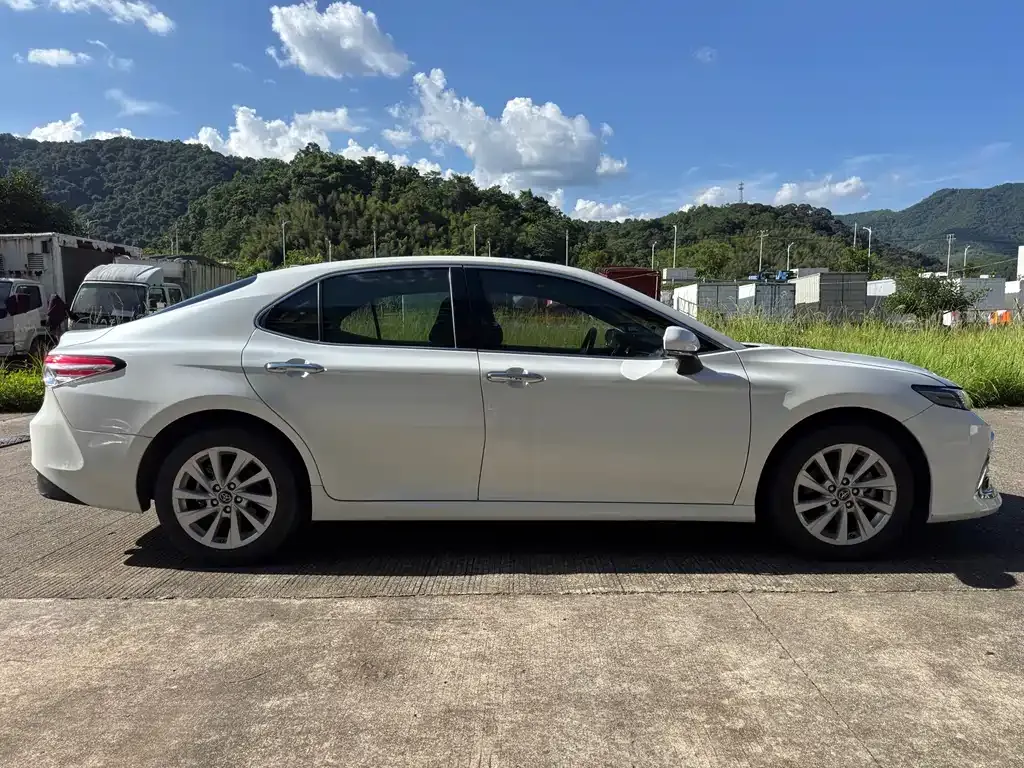 Toyota Camry — фото 10