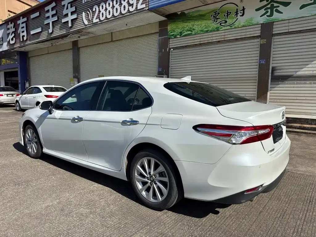 Toyota Camry — фото 5