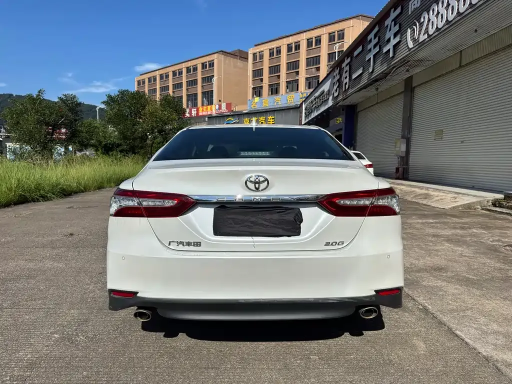 Toyota Camry — фото 2