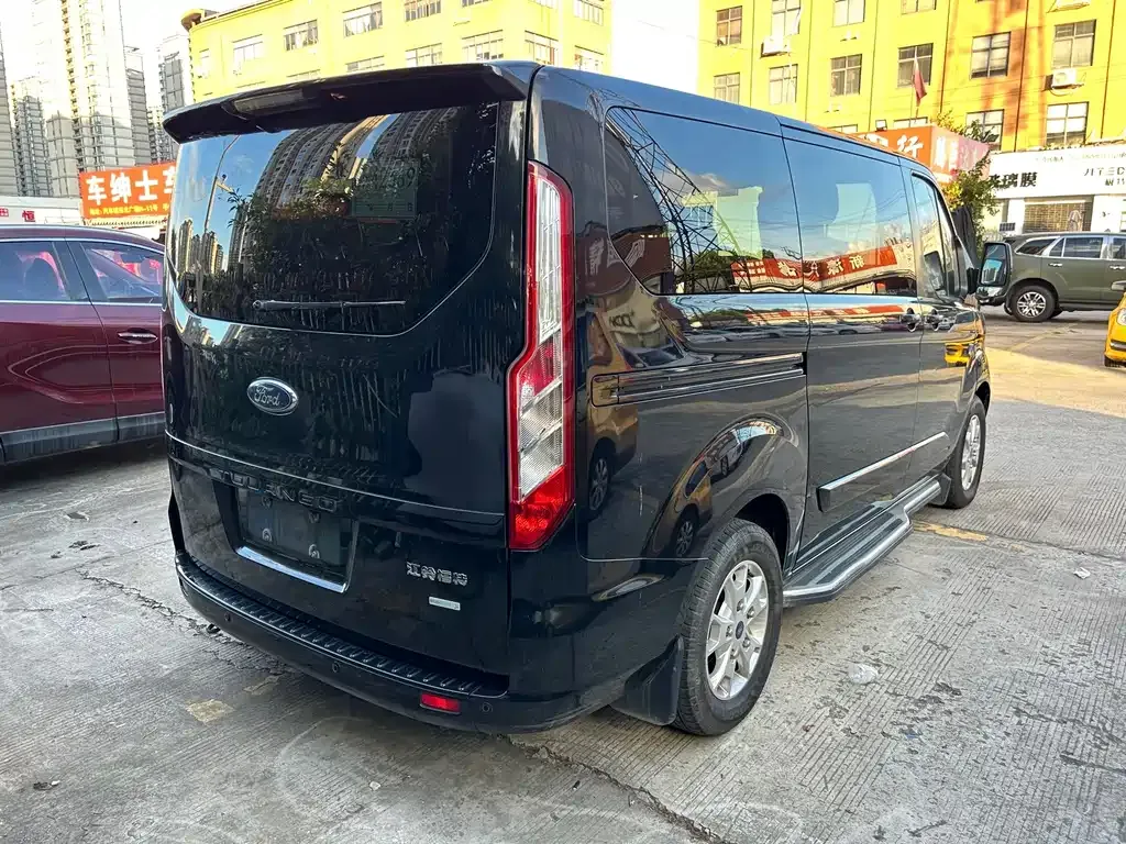 Ford Tourneo — фото 7