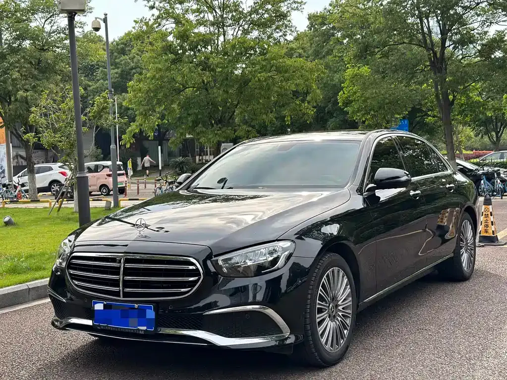Mercedes-Benz E-Class — фото 1