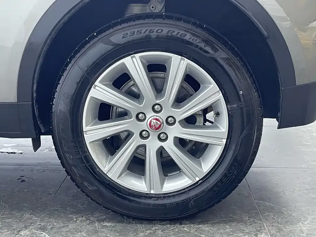 Jaguar E-PACE — фото 9