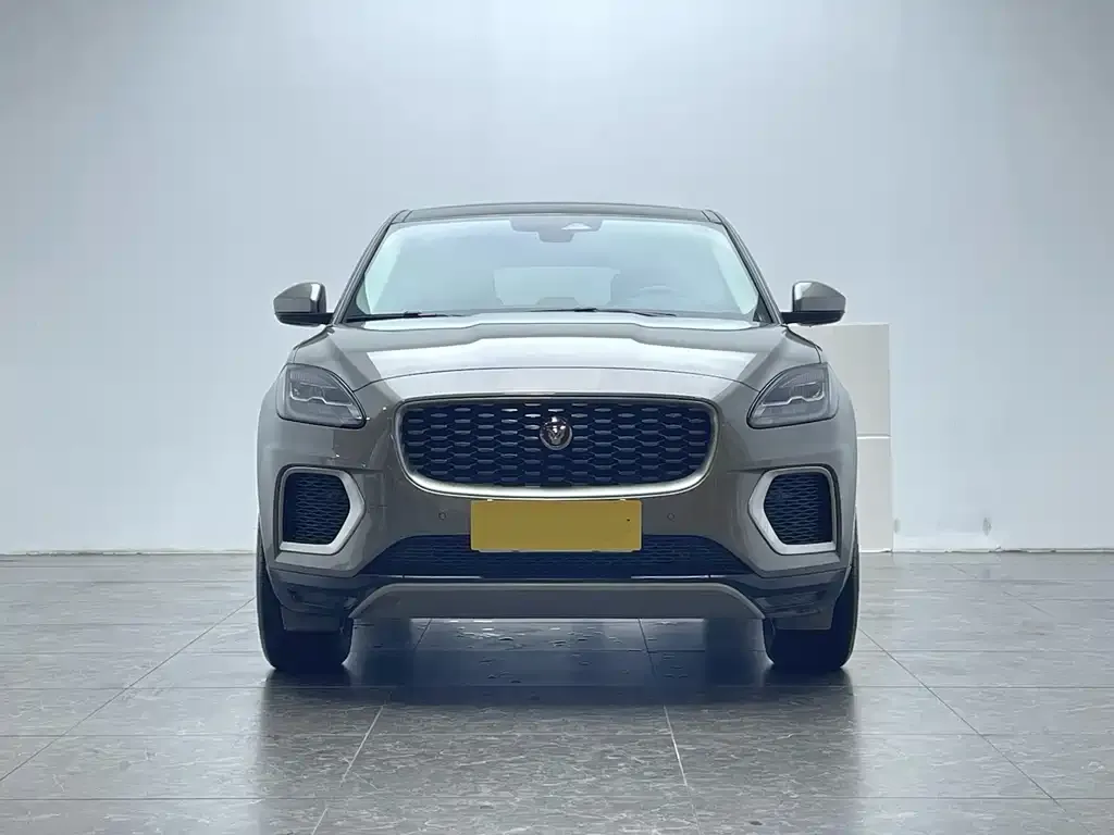 Jaguar E-PACE — фото 10