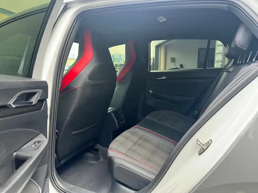 Volkswagen Golf GTI — фото 7