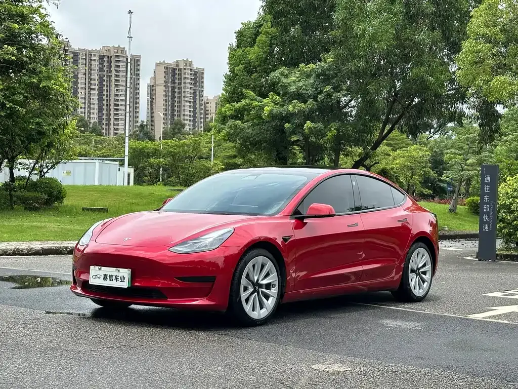 Tesla Model 3 — фото 1