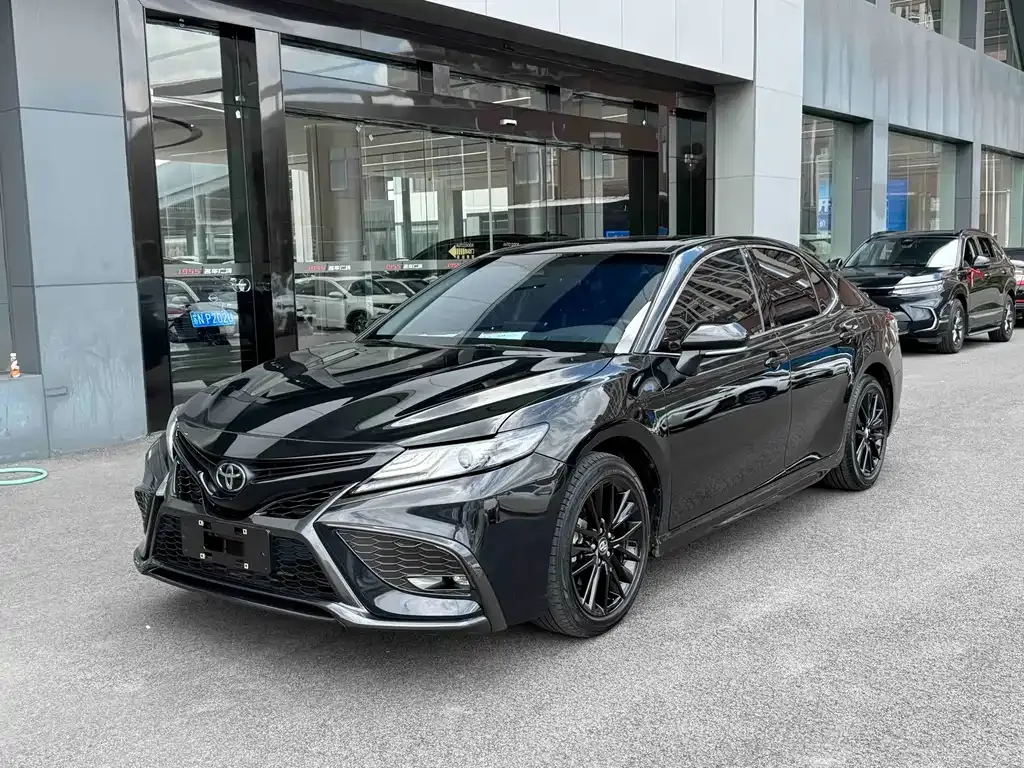 Toyota Camry — фото 1