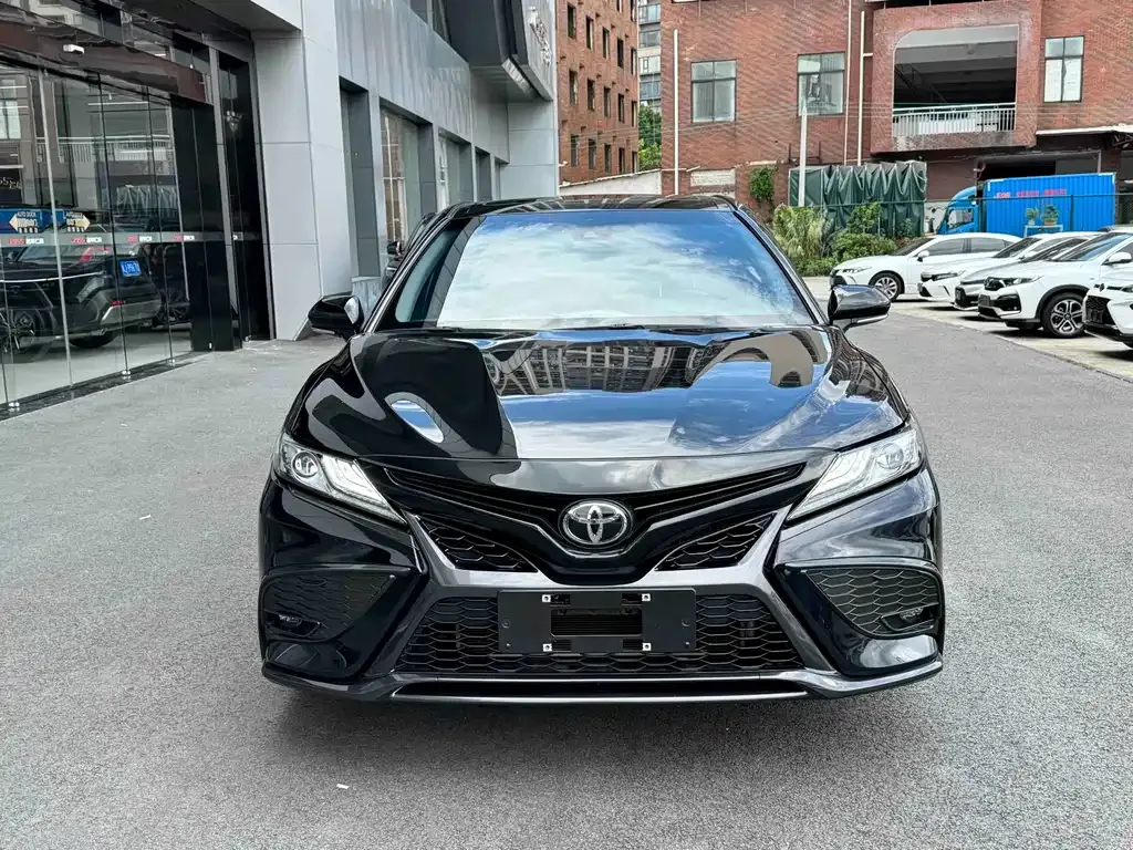 Toyota Camry — фото 9