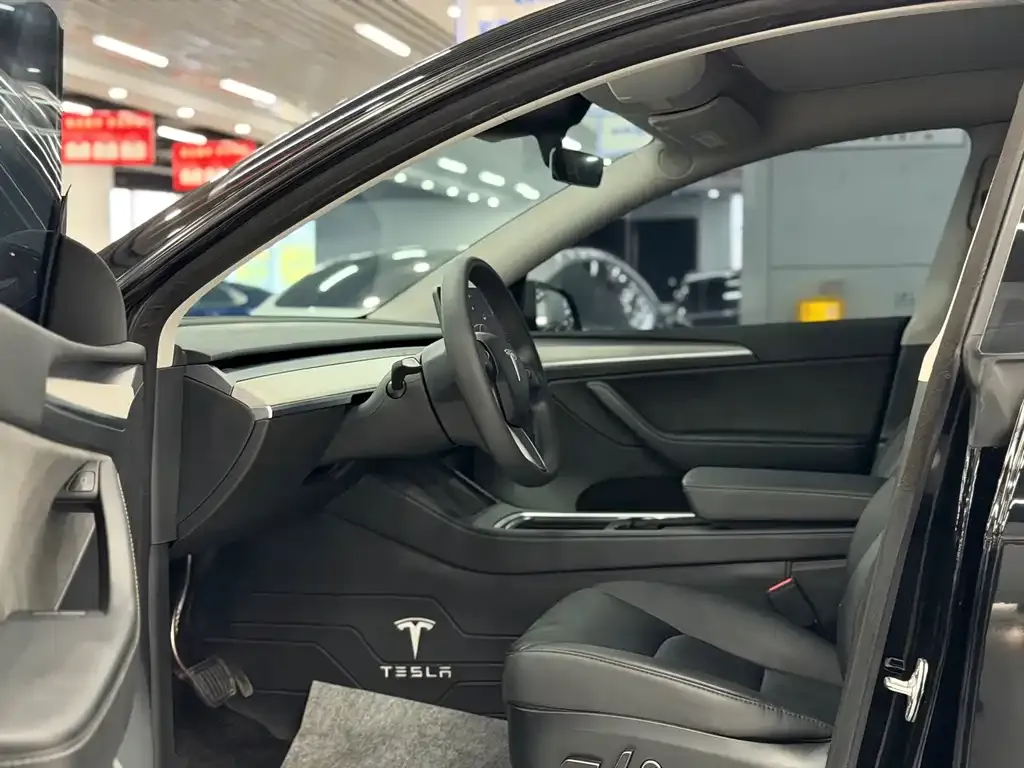 Tesla Model Y — фото 10
