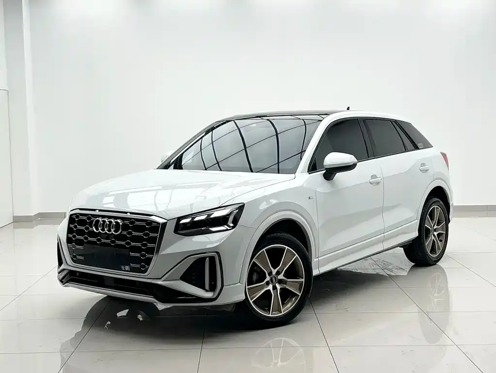 Audi Q2L — фото 1