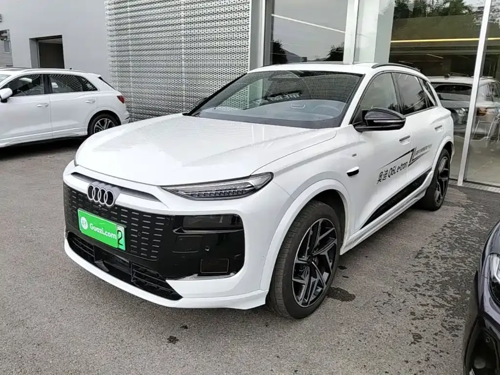 Audi Q6L e-tron — фото 1