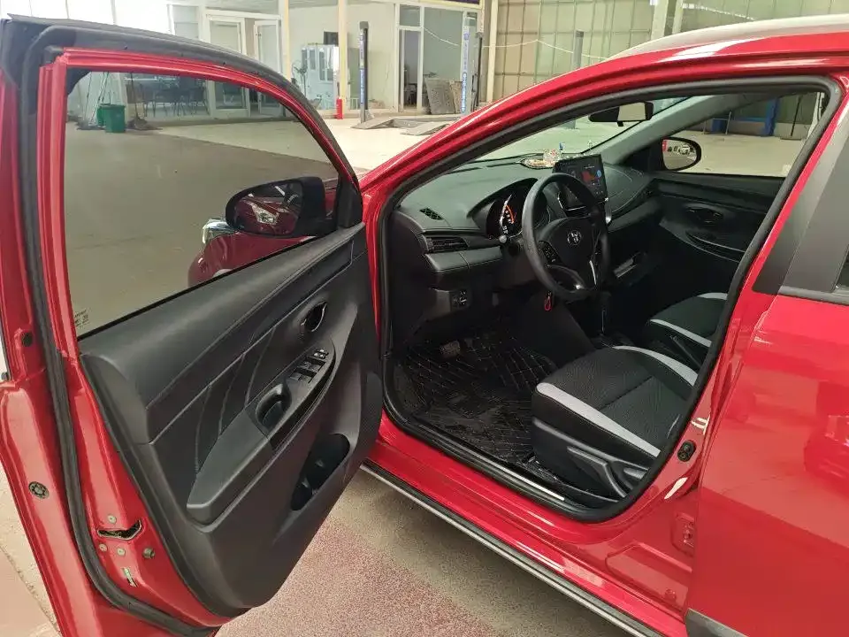 Toyota Yaris L — фото 4