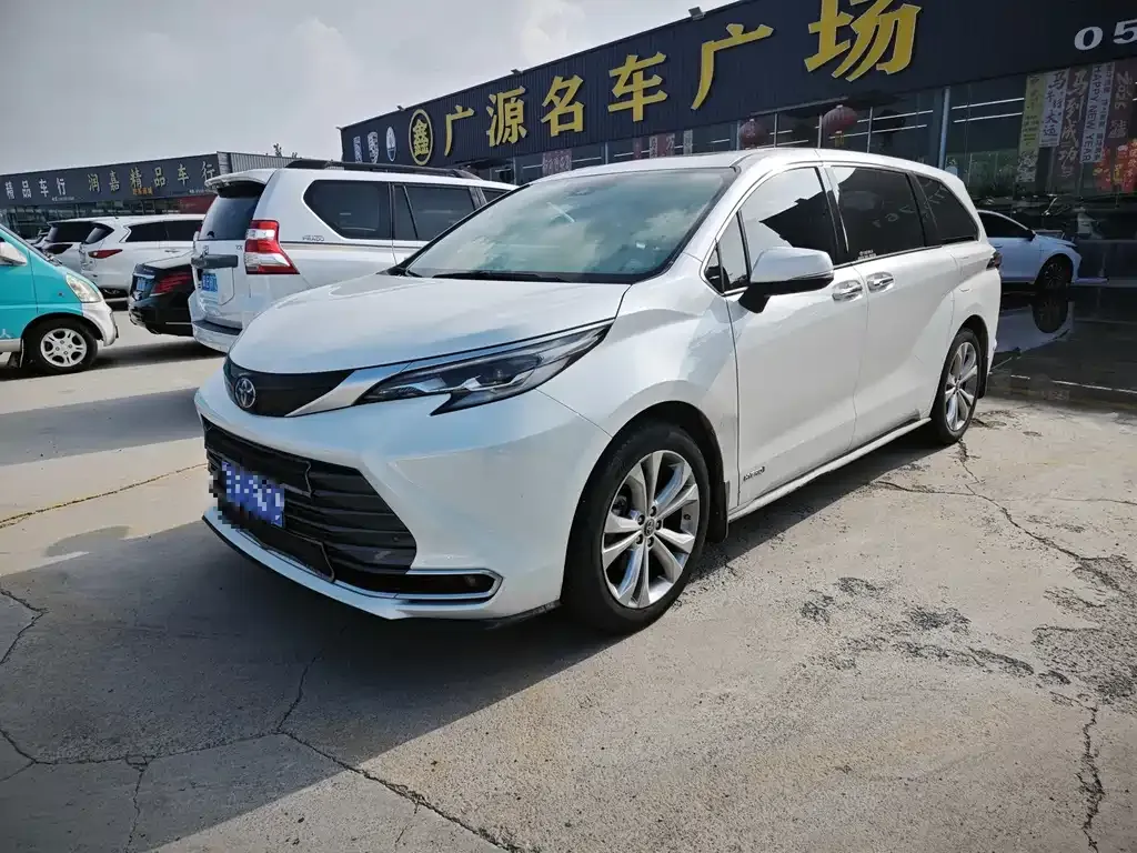 Toyota Sienna — фото 1
