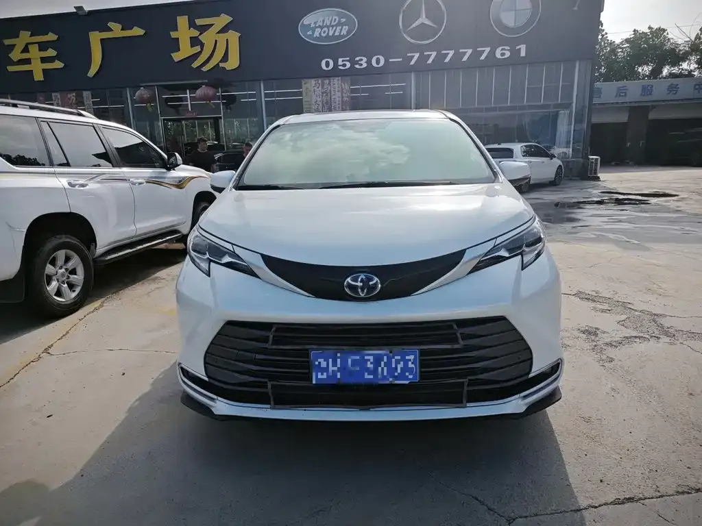Toyota Sienna — фото 2