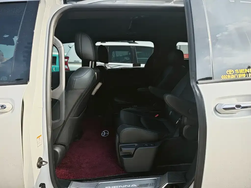 Toyota Sienna — фото 3