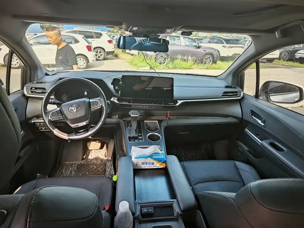 Toyota Sienna — фото 4