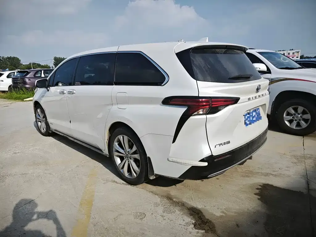 Toyota Sienna — фото 9
