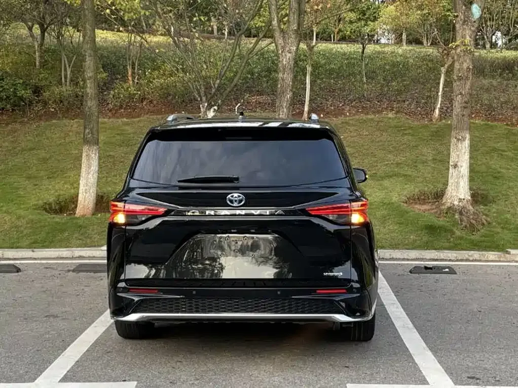 Toyota Granvia — фото 7
