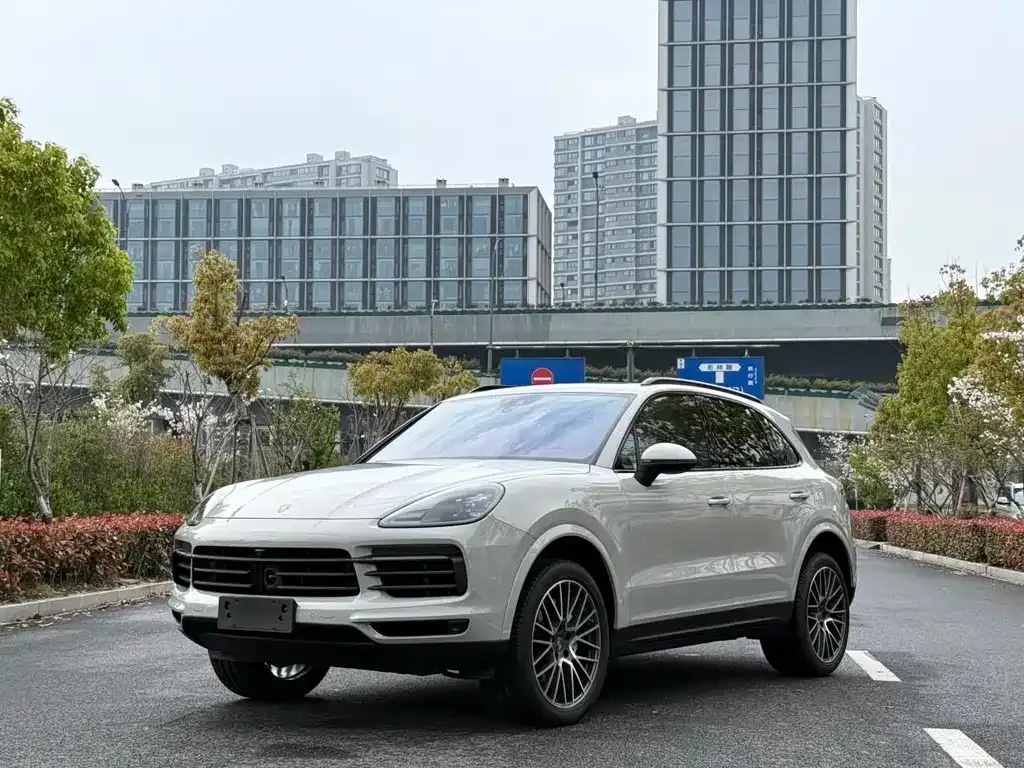 Porsche Cayenne — фото 1