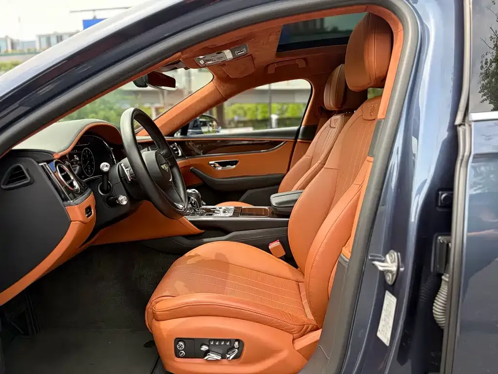 Bentley Flying Spur — фото 9