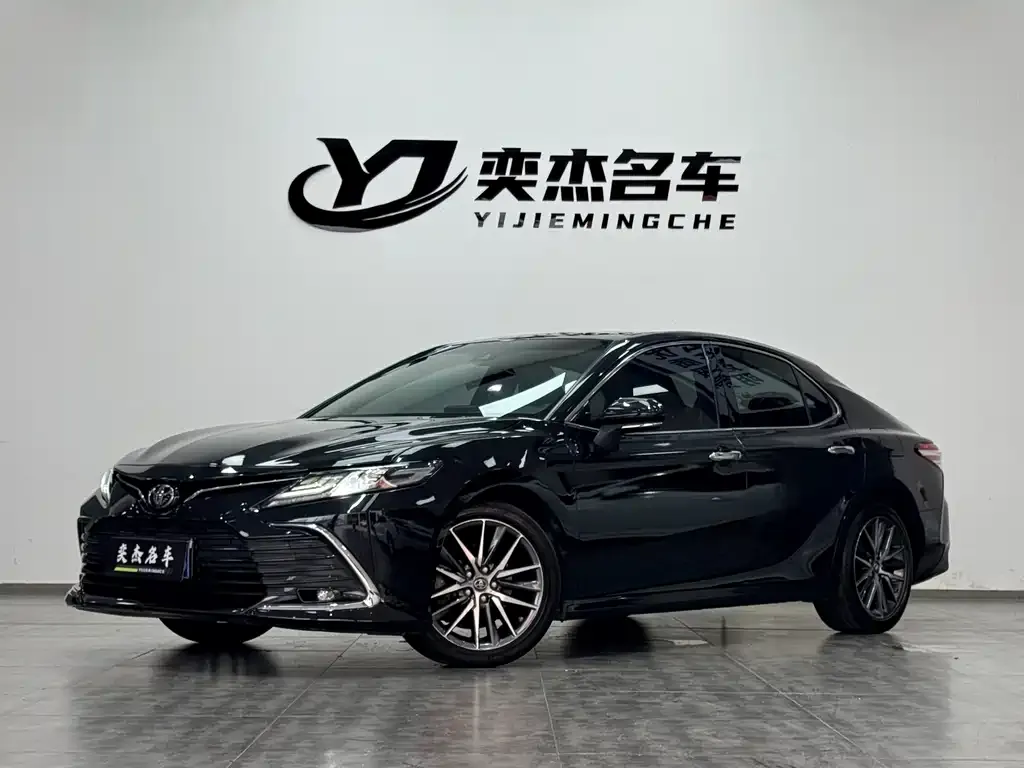 Toyota Camry — фото 1