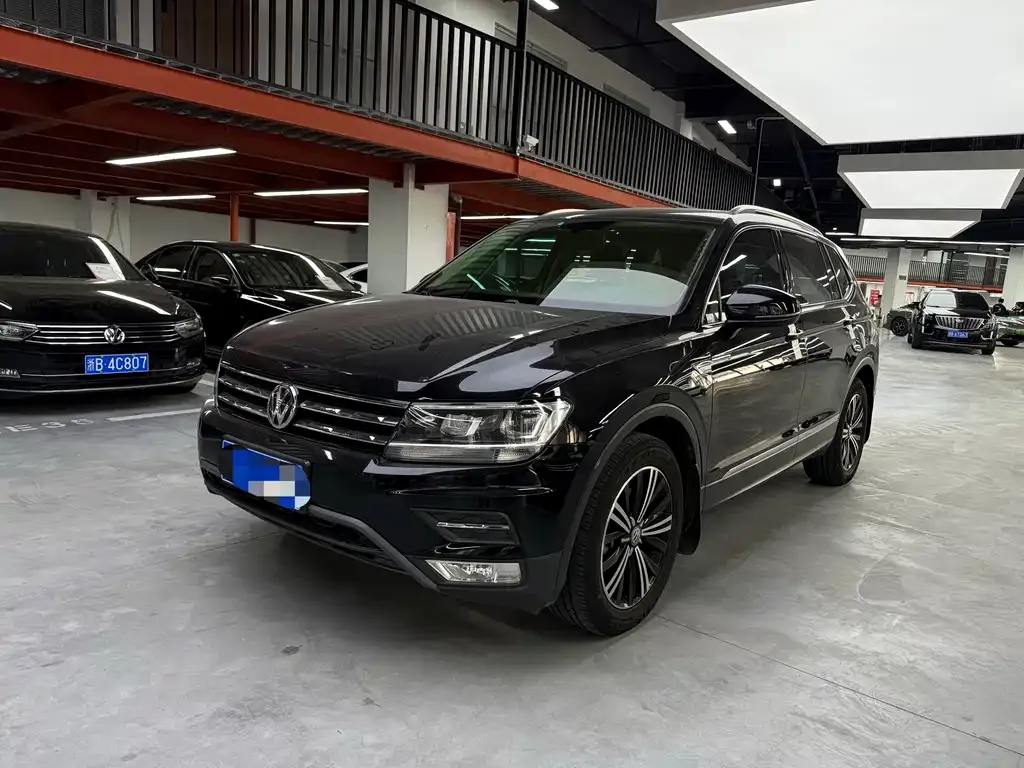Volkswagen Tiguan L — фото 1