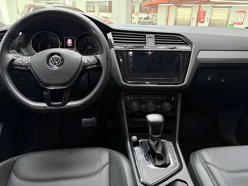 Volkswagen Tiguan L — фото 2