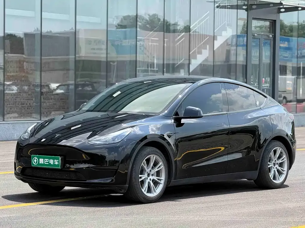 Tesla Model Y — фото 1