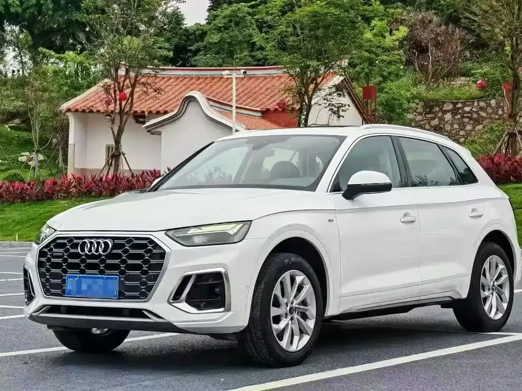 Audi Q5L — фото 1