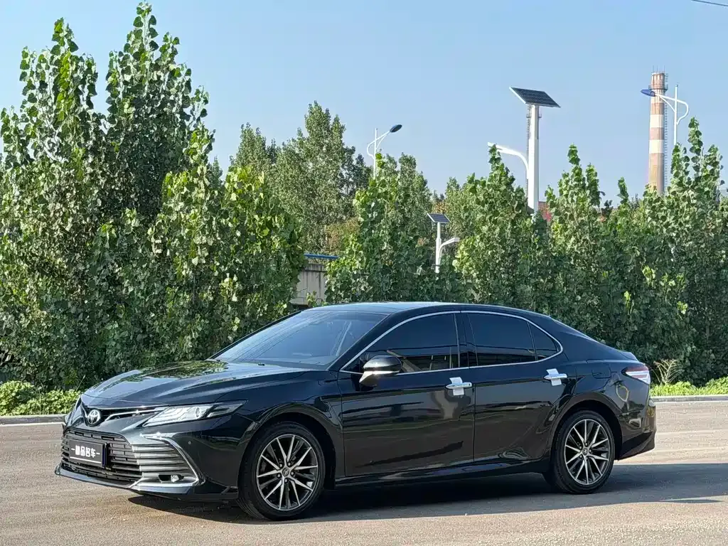 Toyota Camry — фото 1