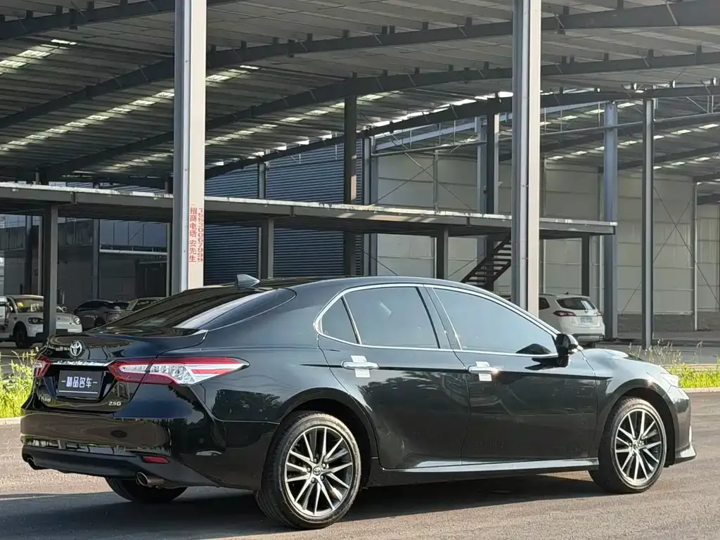 Toyota Camry — фото 2