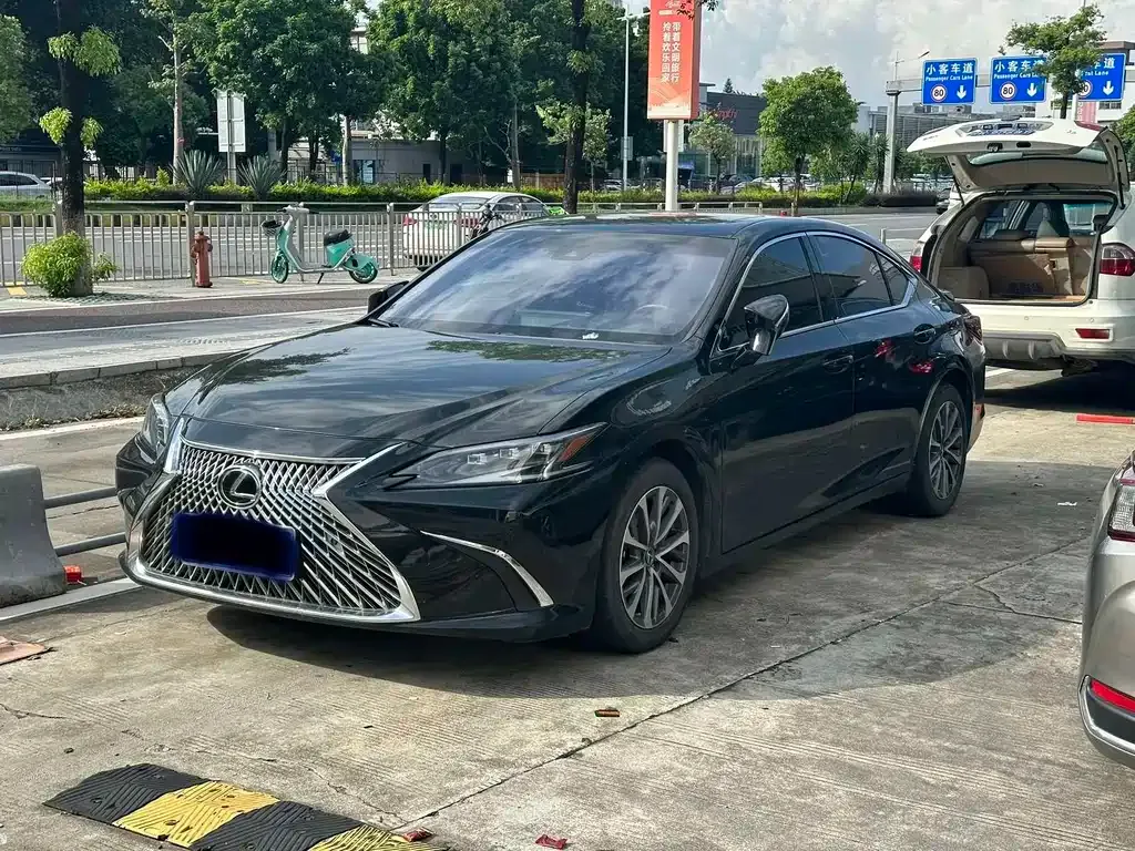Lexus ES — фото 1
