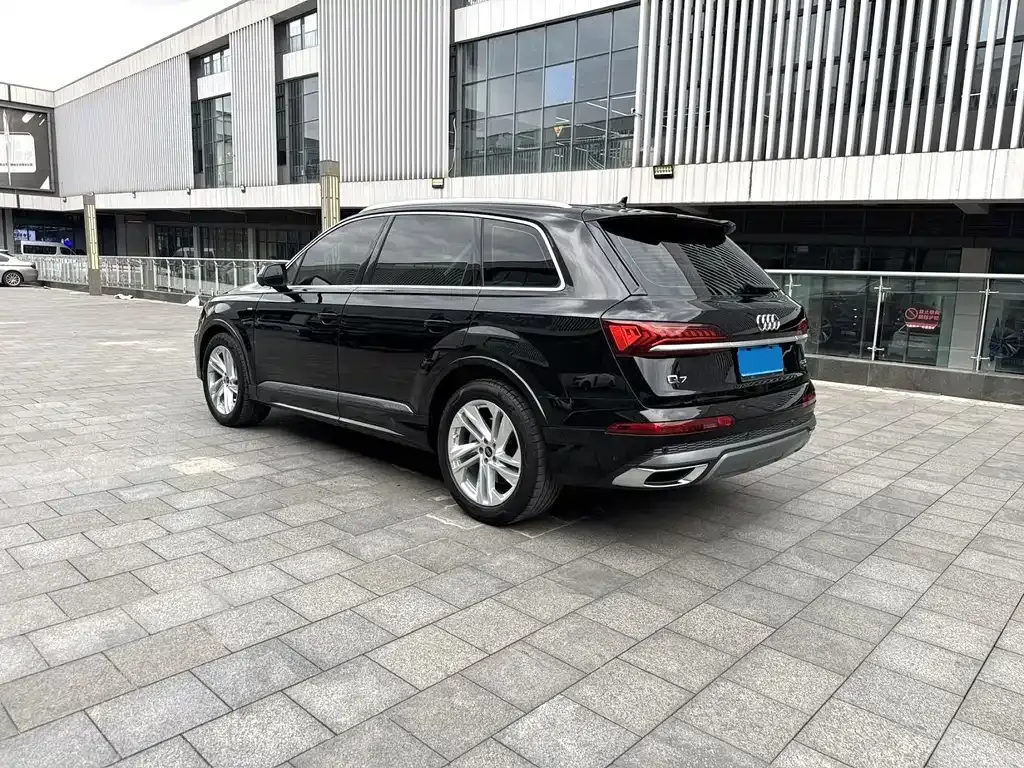 Audi Q7 2024 из CN, фото 5