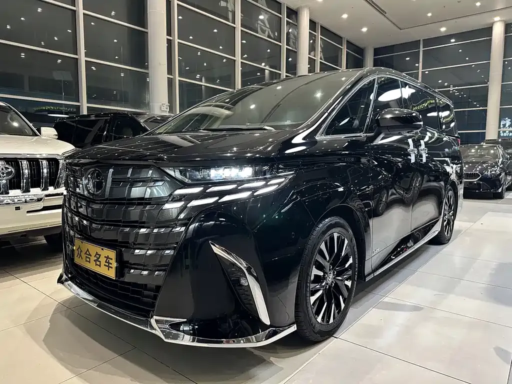 Toyota Alphard — фото 1
