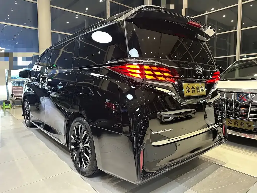 Toyota Alphard — фото 3