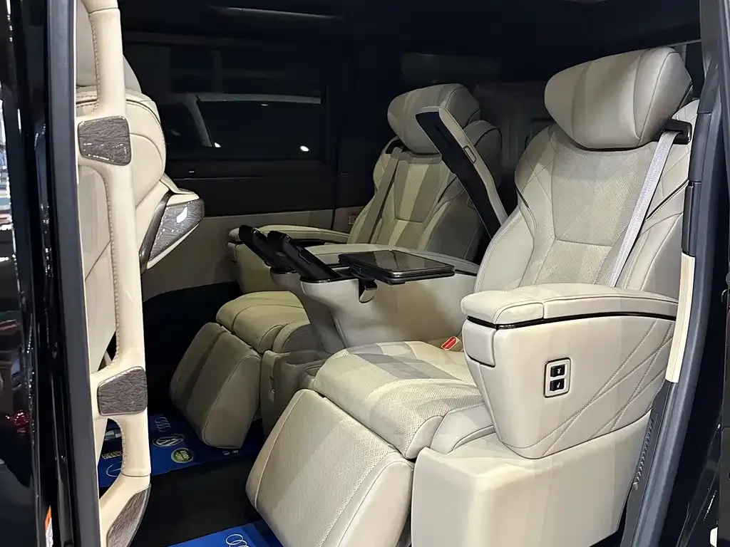 Toyota Alphard — фото 2